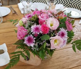 זר פרחים למרכז שולחן בחתונה