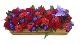סידור בכלי מעץ עם שוקולדים ופרחים - שדה פרחים