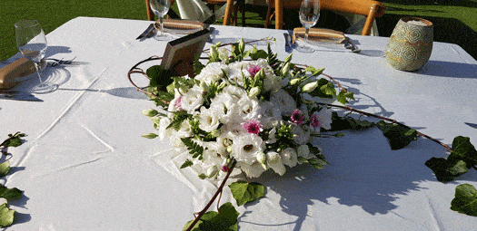 סידור פרחים למרכז שולחן בחתונה- שדה פרחים עיצובים